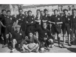 in piedi da sinistra Nani Rossetti Mastini Giacinto Schiatti e in fondo Ferrari